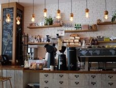【店舗デザイン】オシャレなカフェにはオーダーメイド家具を選ぶべき理由！